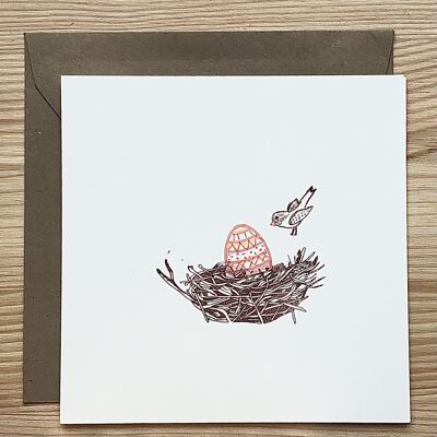 Nido de cartas con huevo de Pascua