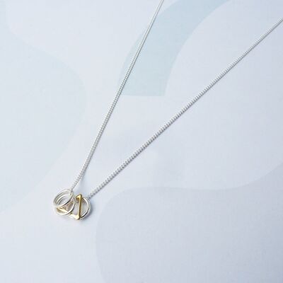 Jessi-Halskette – silberne Halskette mit geometrischen Anhängern aus Gold und Silber