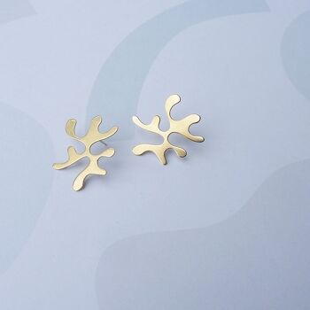 Flora Wavy Studs - boucles d’oreilles à clous de fleurs abstraites en or 3