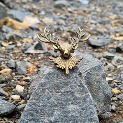 Broche de declaración escocesa de ciervo chapado en oro