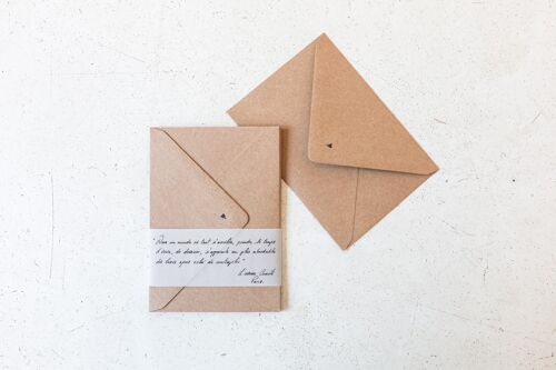Sept enveloppes en papier recyclé à queue d'hirondelle entourees d'un lien en papier calque avec phrase d'atmosphère