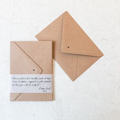 Sept enveloppes en papier recyclé à queue d'hirondelle entourees d'un lien en papier calque avec phrase d'atmosphère