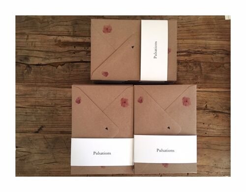 Sept enveloppes en papier recyclé imprimées de pétales roses