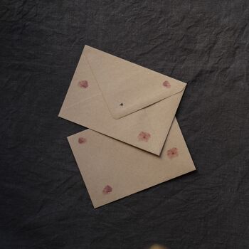 Sept enveloppes en papier recyclé imprimées de pétales roses 2