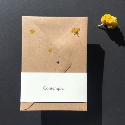 Sieben Umschläge aus Recyclingpapier mit gelben Blütenblättern