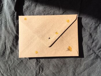 Sept enveloppes en papier recyclé imprimées de pétales jaunes 2