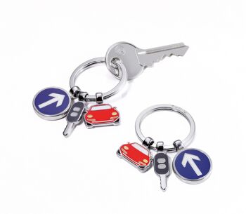 Porte-clés avec 3 pendentifs | Voiture, clés de voiture, panneau de signalisation | SUR LA ROUTE