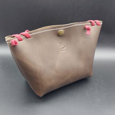 Artisan cosmetic & toiletry bag. Made of 100% Natural leather, 2mm thick. Opplav Kosmetikk2 bag (Dark Brown)
