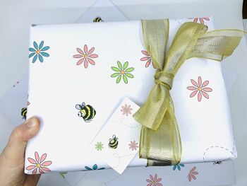 Papier cadeau mignon bourdon et fleur avec étiquette cadeau gratuite. 2
