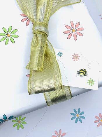 Papier cadeau mignon bourdon et fleur avec étiquette cadeau gratuite. 3