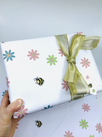Papier cadeau mignon bourdon et fleur avec étiquette cadeau gratuite. 4