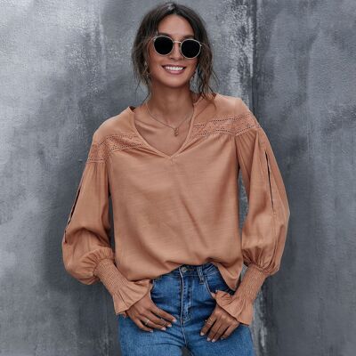 Blusa con cuello en V y detalle de ojales-Caqui