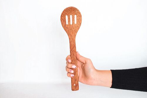 Cuchara de cocina con ranuras. Madera de coco | Tamaño 29 cm