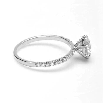 Solitaire Promise Ring avec pierres latérales/or blanc 18 carats et zircons cubiques 3