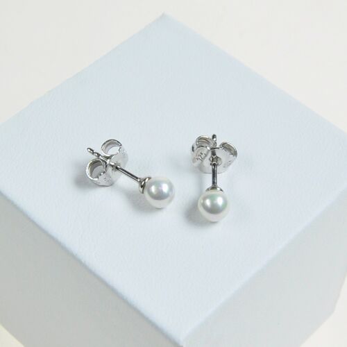 Classic 5 mm pearl earrings