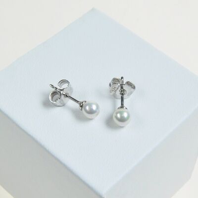 Classic 5 mm pearl earrings
