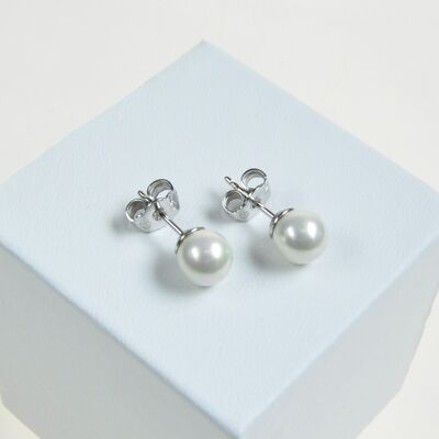 Classic 6 mm pearl earrings