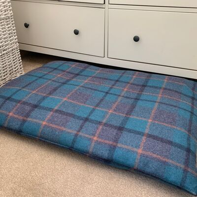 New Organic Herdwick Dog Bed - xlarge - Blue tartan