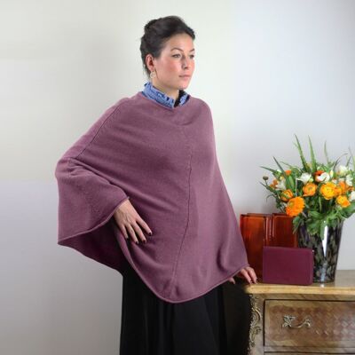 Poncho de mujer morado en lana y cachemira.