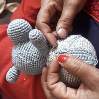 koala durable Tommy en coton biologique - peluche - gris - fait main au Népal - jouet au crochet koala 5