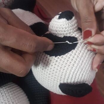 ours panda durable en coton biologique - peluche - noir et blanc cassé - crocheté à la main au Népal - ours panda jouet au crochet 6