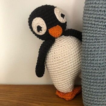 pingouin durable Olivia en coton biologique - peluche - blanc cassé avec noir - crochet à la main au Népal - pingouin jouet au crochet 2