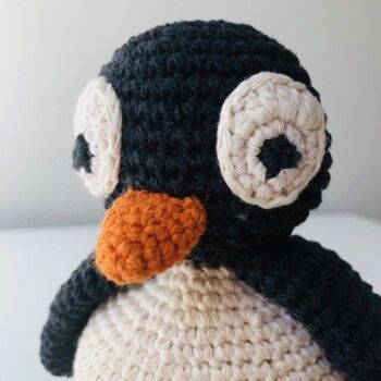 pingouin durable Olivia en coton biologique - peluche - blanc cassé avec noir - crochet à la main au Népal - pingouin jouet au crochet 4