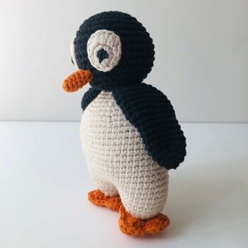 pingouin durable Olivia en coton biologique - peluche - blanc cassé avec noir - crochet à la main au Népal - pingouin jouet au crochet 5