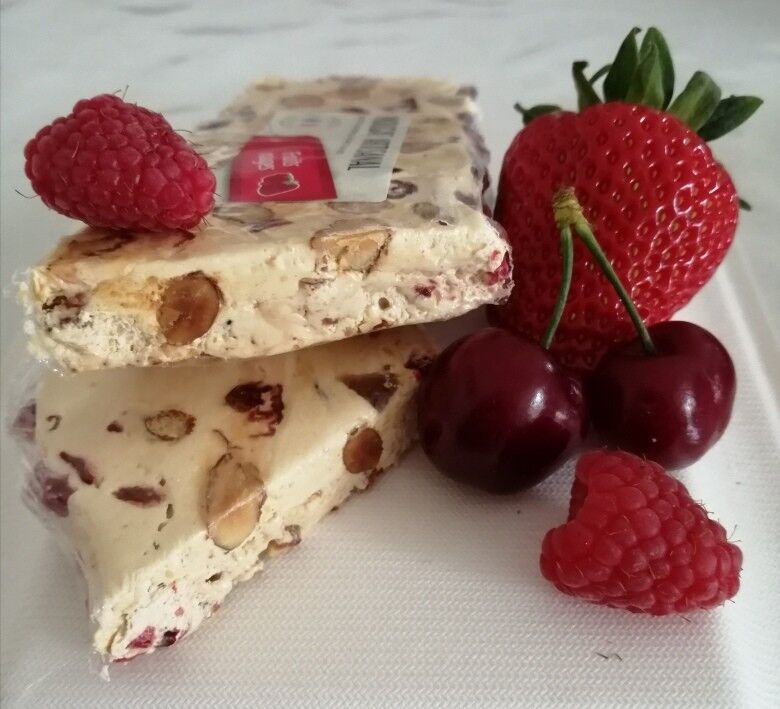 Handwerklicher Nougat mit roten Früchten