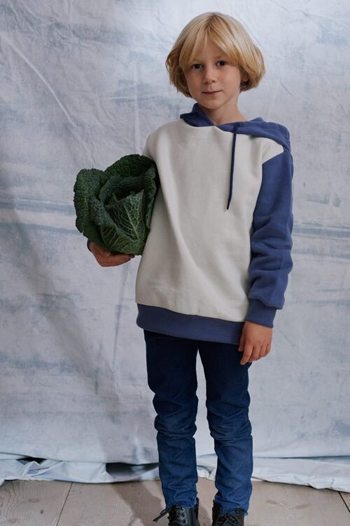 Lenzi Hoody in blauem und naturweissem organic cotton Jersey mit dem Quallenkorallen Print