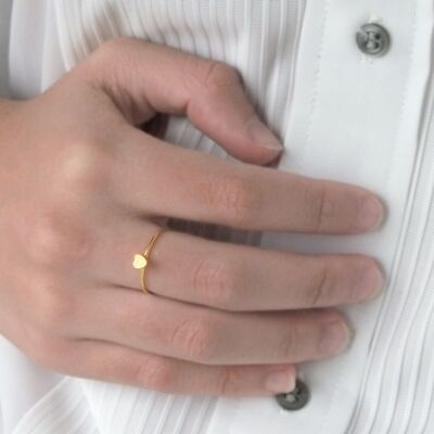 Mini anillo de corazón minimalista chapado en oro de 24k