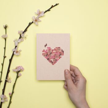 Carte postale avec un puzzle coeur en rose rouge comme carte pour un anniversaire, la fête des mères, un mariage ou comme message d'amour pour la Saint Valentin, carte coeur amour 5