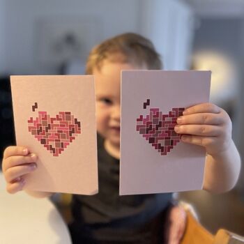 Carte postale avec un puzzle coeur en rose rouge comme carte pour un anniversaire, la fête des mères, un mariage ou comme message d'amour pour la Saint Valentin, carte coeur amour 3