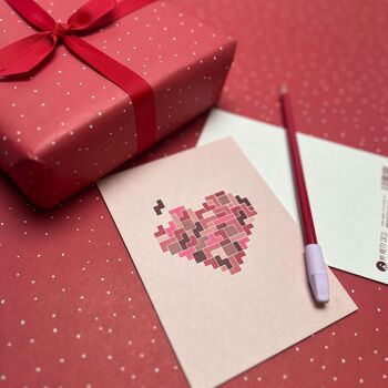 Carte postale avec un puzzle coeur en rose rouge comme carte pour un anniversaire, la fête des mères, un mariage ou comme message d'amour pour la Saint Valentin, carte coeur amour 1