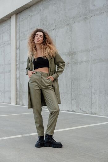 Pantalon en cuir écologique olive avec flèches 3