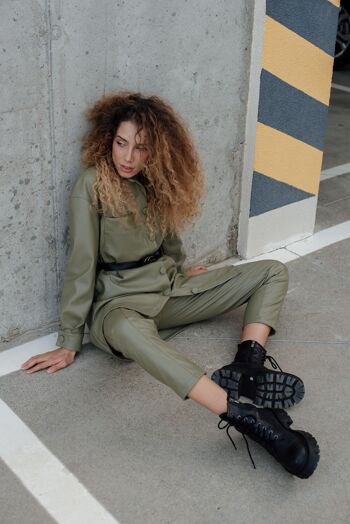 Pantalon en cuir écologique olive avec flèches 4