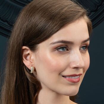 Boucles d'oreilles créoles pavées dorées pour femme 4