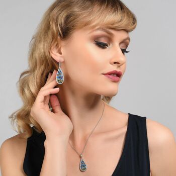 Boucles d'oreilles pendantes pour femme avec détails de fleurs en émail et pierres précieuses en oxyde de zirconium 3