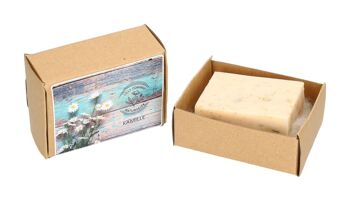 Savon à la camomille dans une boîte cadeau