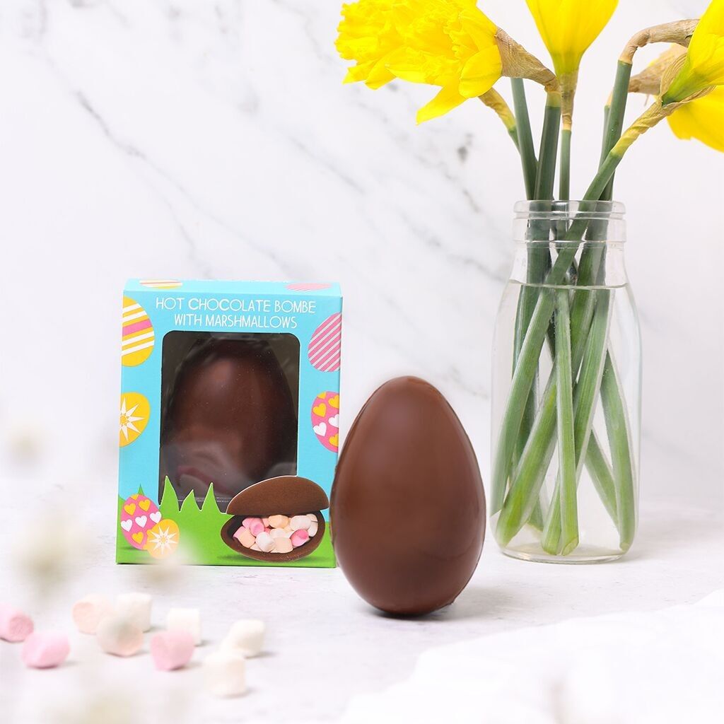 Heiße Schokoladenbombe mit Ostereiermilch, einzeln