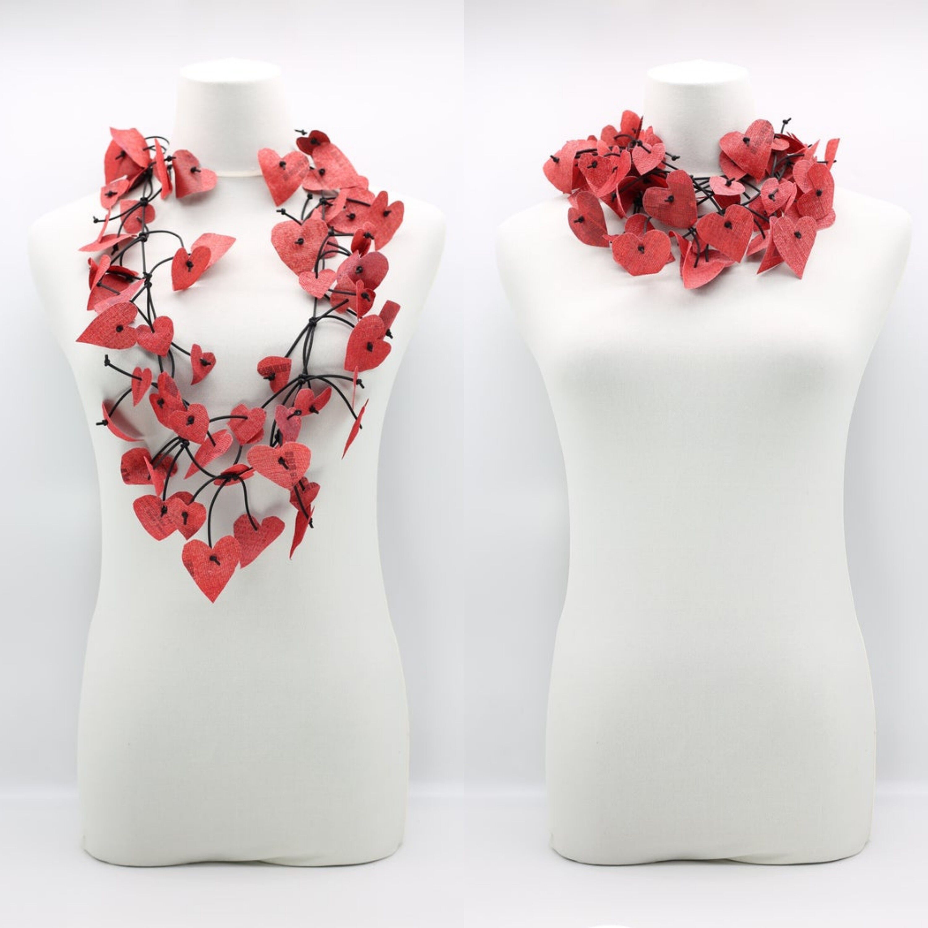 Wasserdichte, recycelte Zeitungsherzen an Fischgräten-Halskette aus Kunstleder – kurz – rot