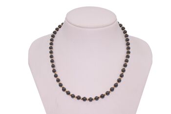 Collier composé de pierres précieuses 8 mm avec boules plaquées or 1