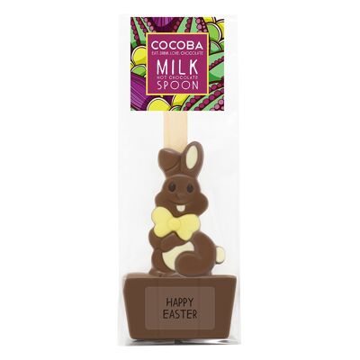 Cucchiaio di cioccolato caldo al latte del coniglietto di Pasqua