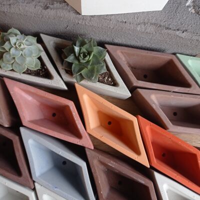 Dreieckiger Mini-Pflanzkasten aus pigmentiertem Beton