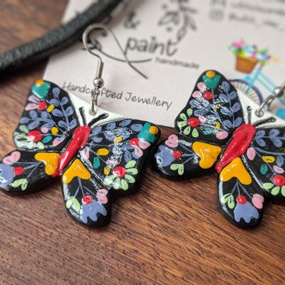 Pendientes de mariposa, mariposas negras con flores pintadas a mano.