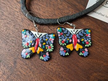 Boucles d'oreilles papillon, papillons noirs avec fleurs peintes à la main 3