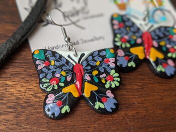 Boucles d'oreilles papillon, papillons noirs avec fleurs peintes à la main 4