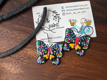 Boucles d'oreilles papillon, papillons noirs avec fleurs peintes à la main 9