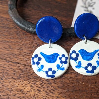 Boucles d'oreilles bleues et blanches avec des oiseaux dessinés à la main