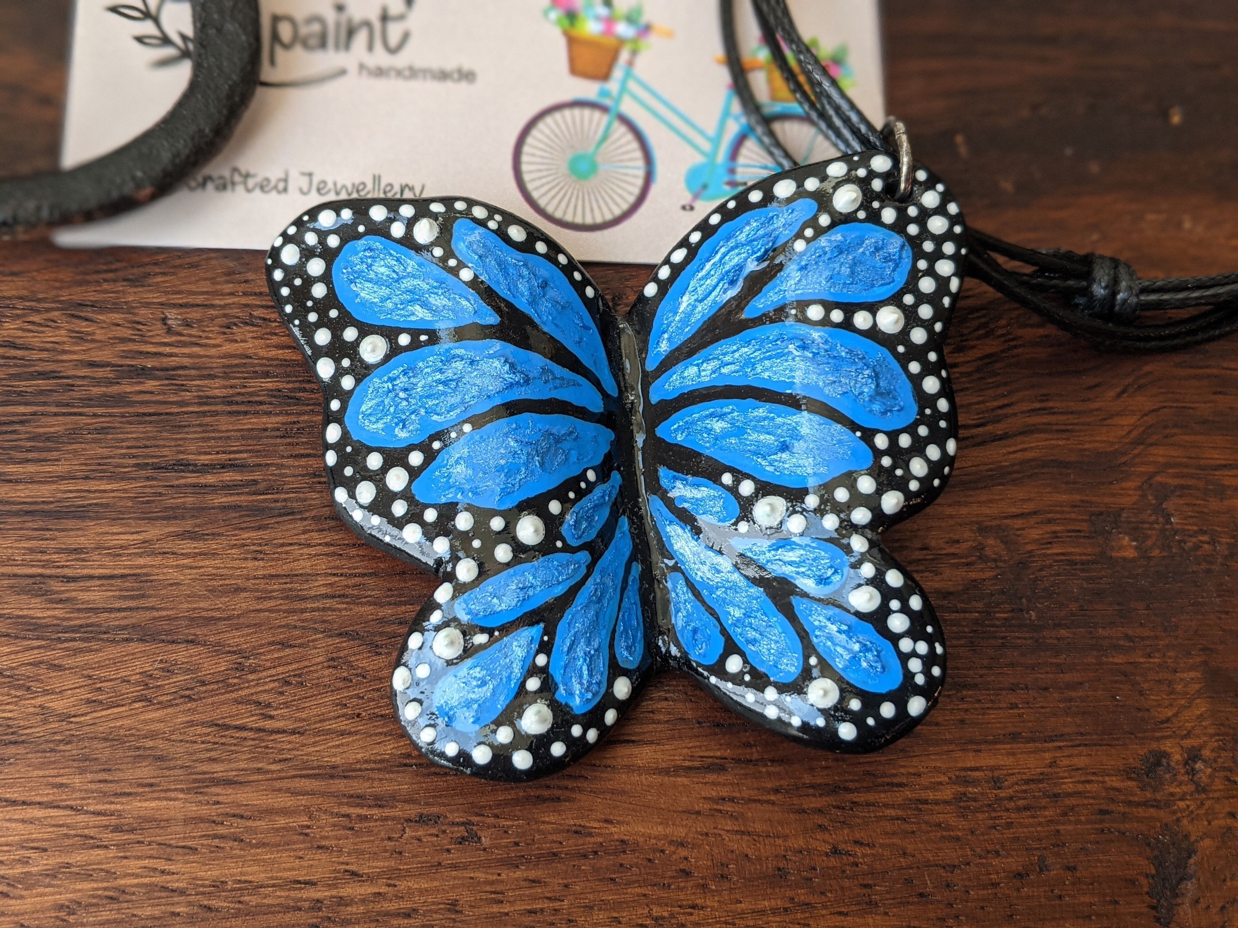 Collana con ciondolo a farfalla monarca blu – Gioielli statement dipinti a mano